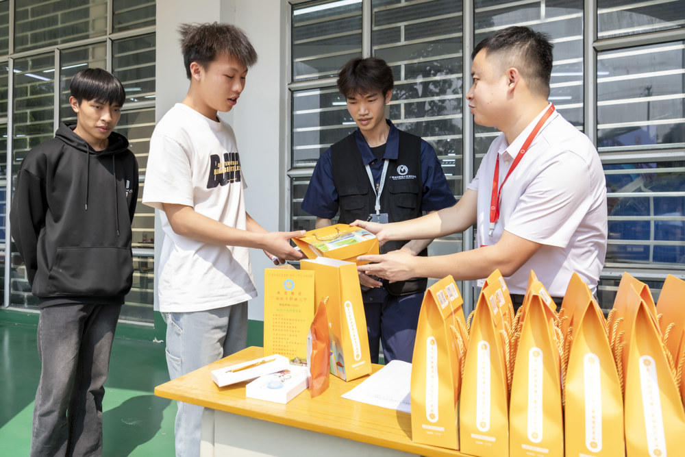 老师为学生颁发礼品(覃淑惠摄)