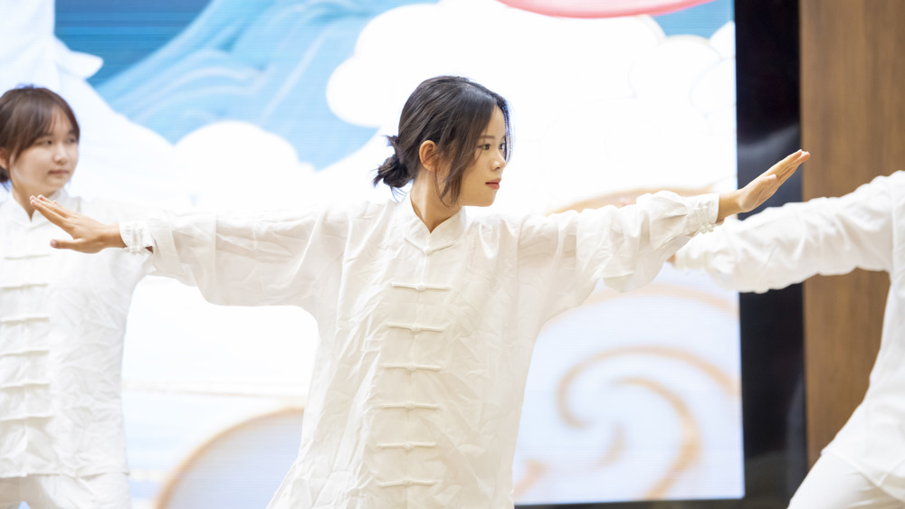 健康学院八段锦表演(陈观海摄)