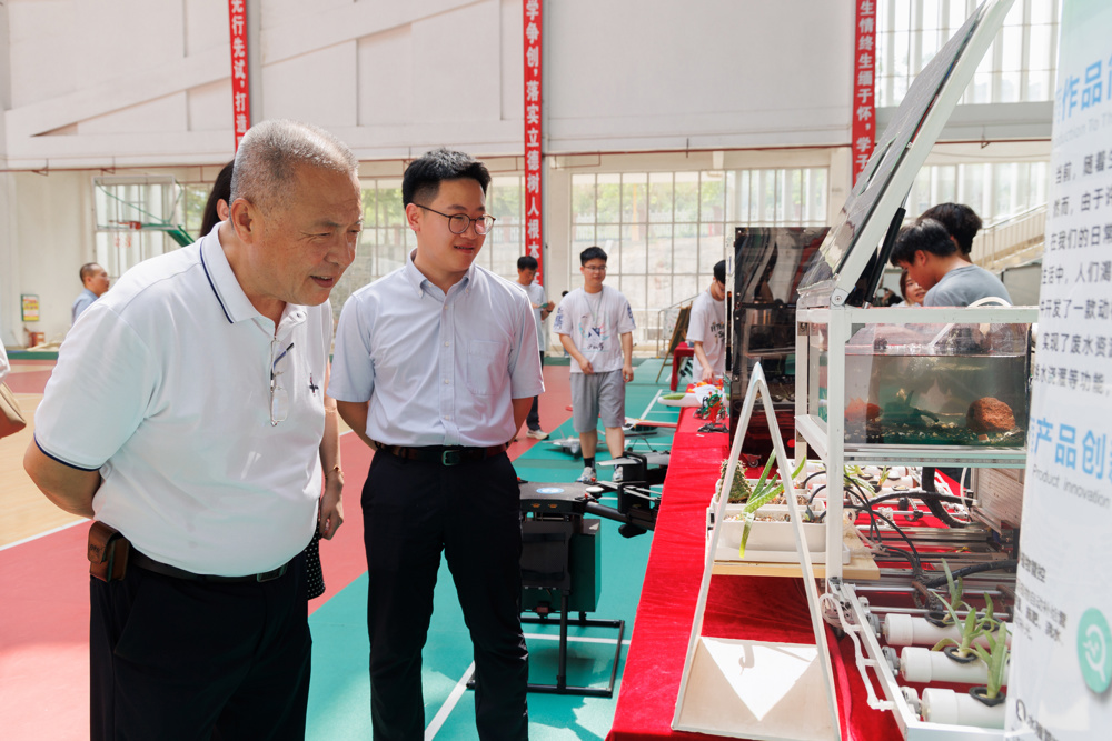 孙登林副校长参观学院作品-智能生态多功能动植物养殖系统