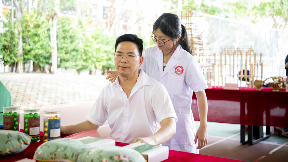 老师在体验健康学院按摩中(陈观海摄)