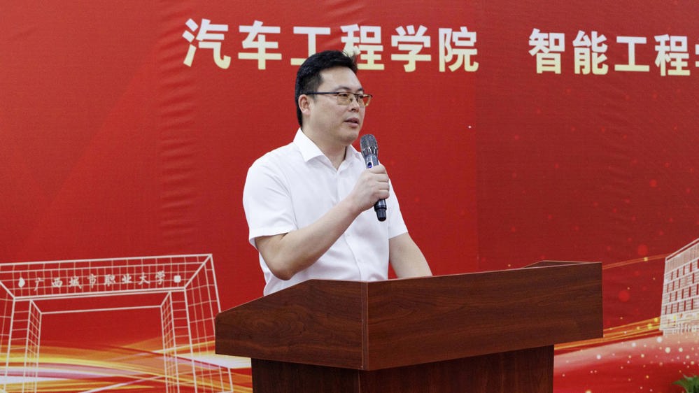 学校副校长孙振保致辞