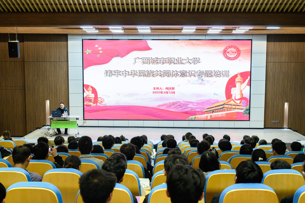 何老师正在给同学们培训（1）