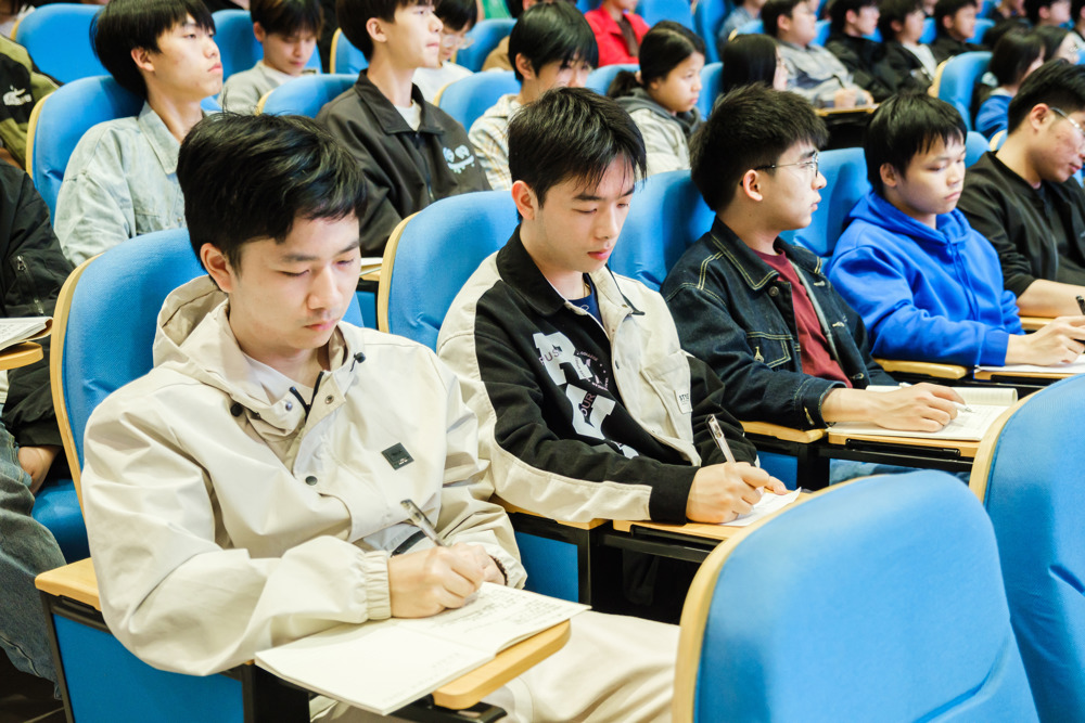 同学们在认真听何老师讲话（4）