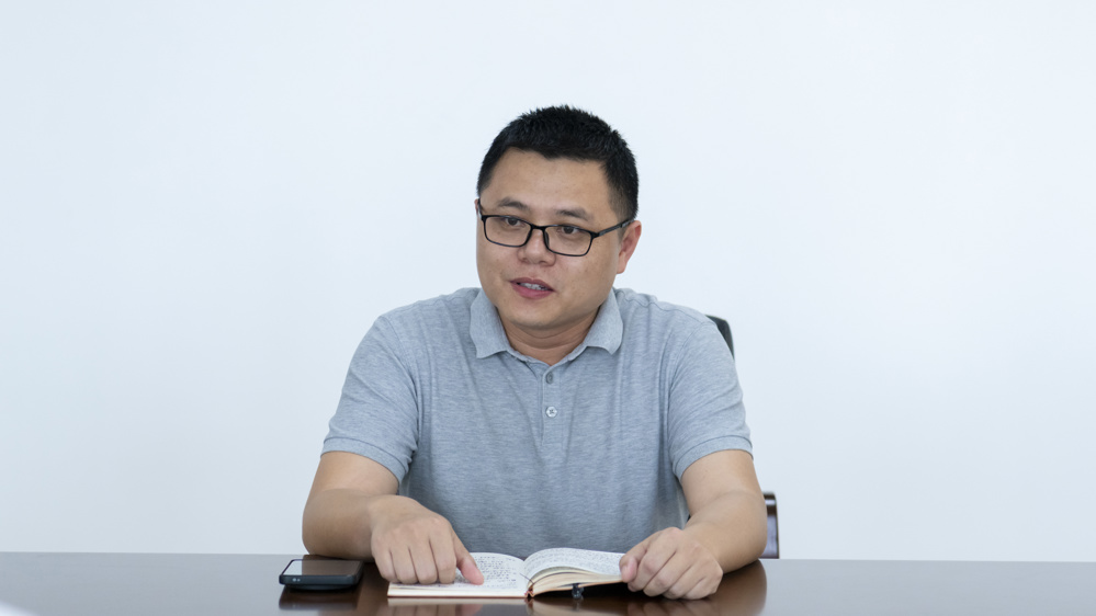 山圩镇镇长特写（陈观海摄）