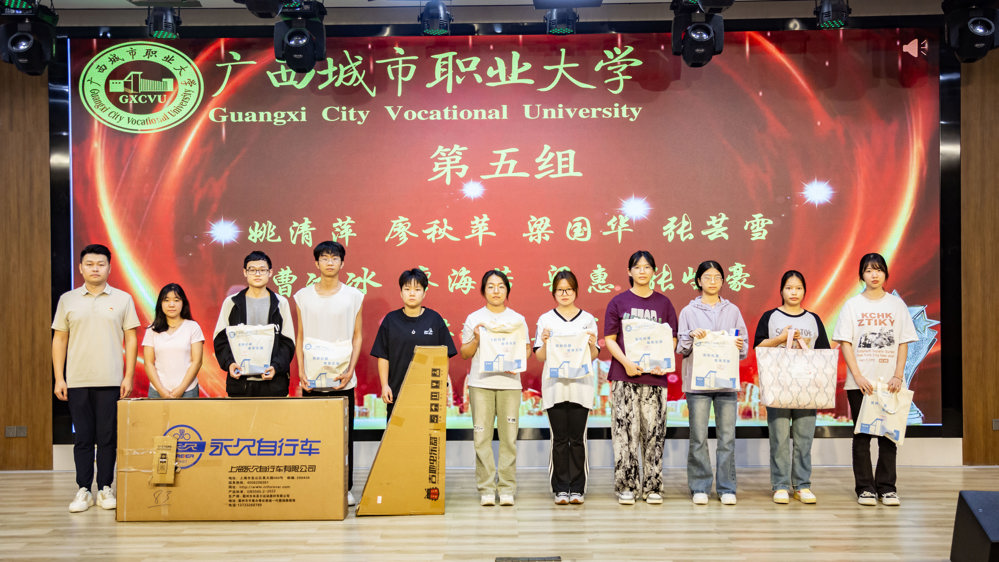 微心愿第五组上台领奖（吴可贺摄）