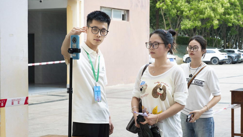 学生进考场特写（覃若彤摄）