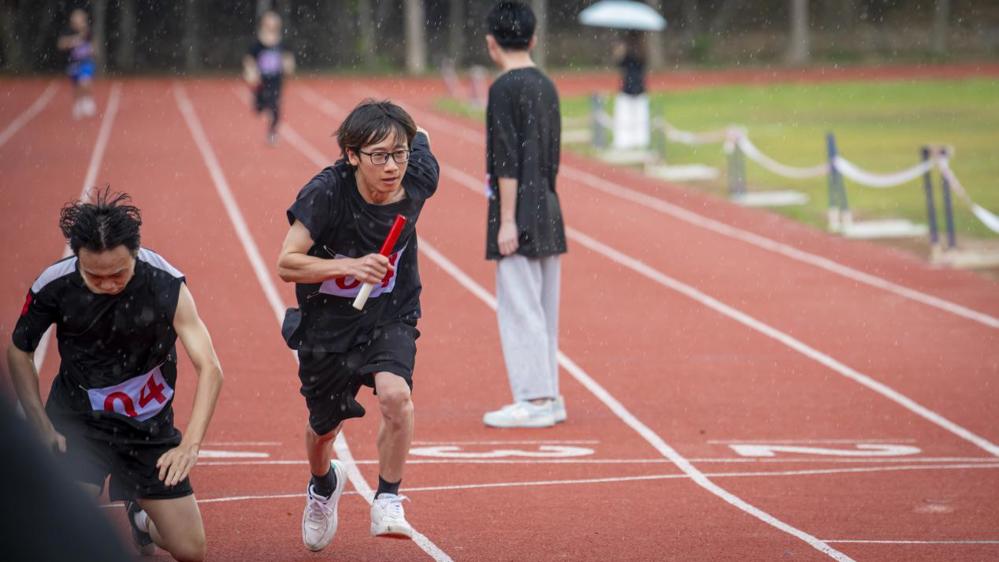 男子4x400米感人瞬间(陈观海摄) (2)