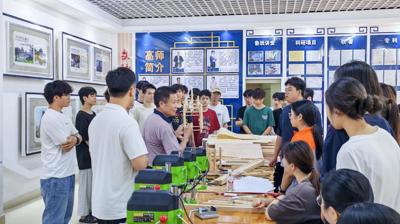 非遗技艺进课堂,“一技在手”筑未来|我校智能建筑工程学院特邀非遗大师传授侗族木构建筑技艺