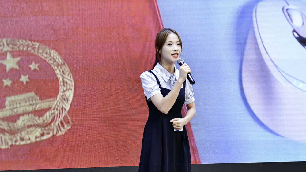 1号选手覃伶淇上台演讲（吴可贺摄）1