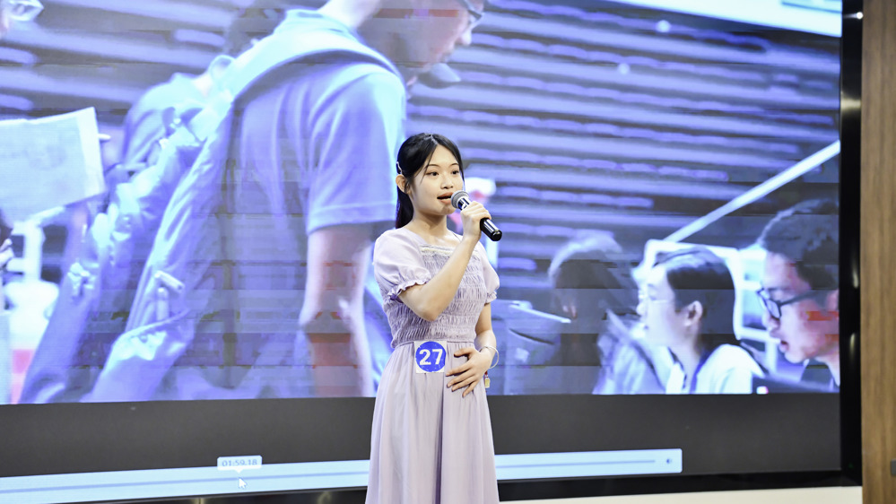 27号选手梁梦梦上台演讲（吴可贺摄)1