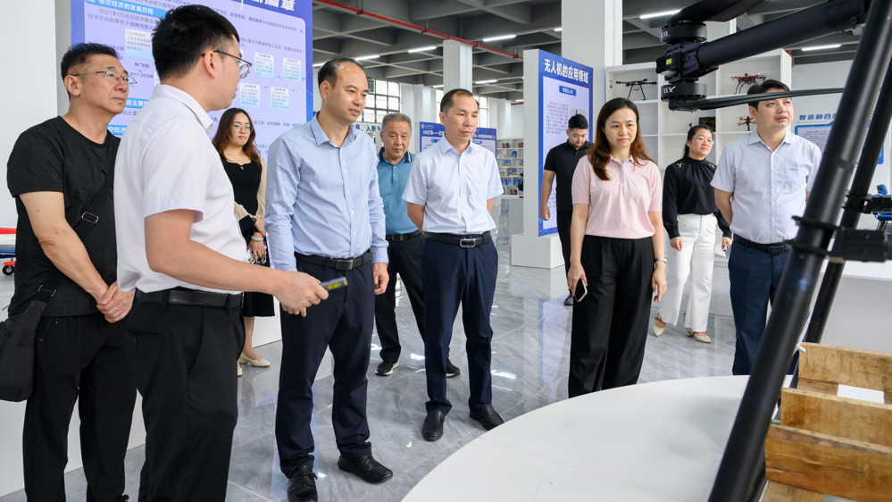 自治区政研室领导参观智造融合创新中心 (4)