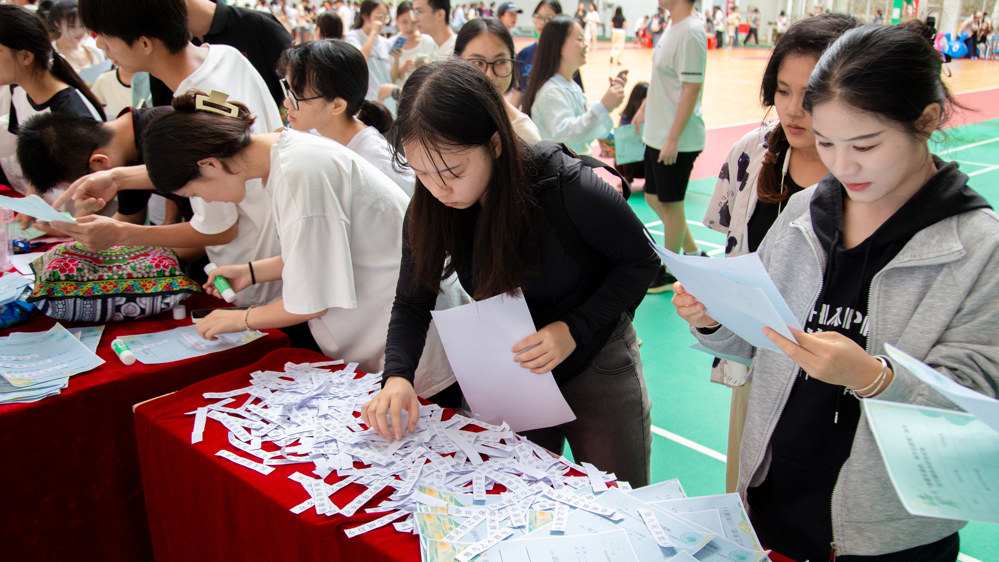 学生们在进行屈原诗词字句重组的活动1 学生们在进行屈原诗词字句重组的活动1