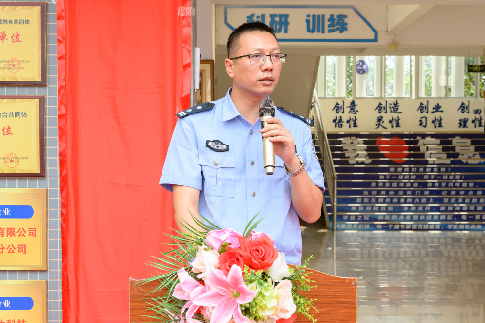 江州分局党委书记、局长陆江锐发言 江州分局党委书记、局长陆江锐发言