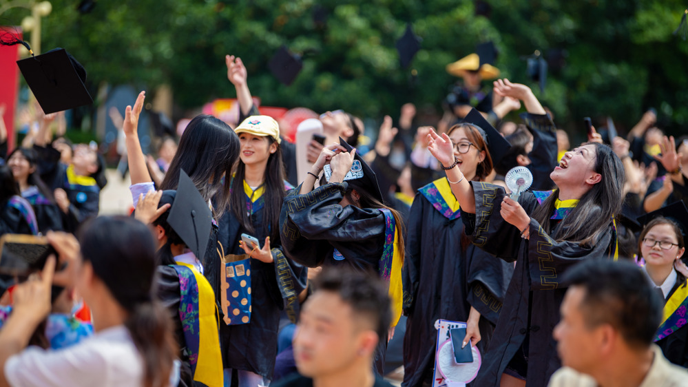 学生们抛帽（陈观海摄）