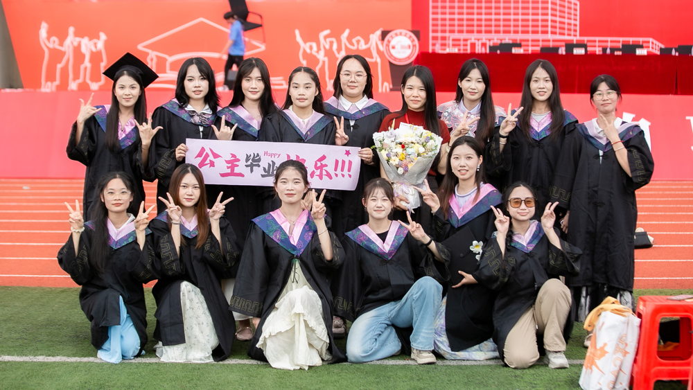 毕业生合影留念 （崇左校区）