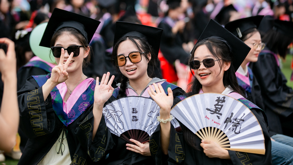 毕业生合影留念 毕业生合影留念