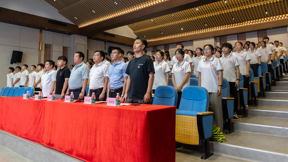 全体领导老师与青年代表齐唱中华人民共和国国歌(崇左校区) 全体领导老师与青年代表齐唱中华人民共和国国歌(崇左校区)