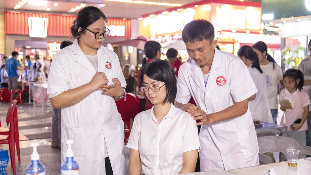 义诊（覃若彤摄） (2)