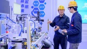 智能工程学院教授指导学生实操